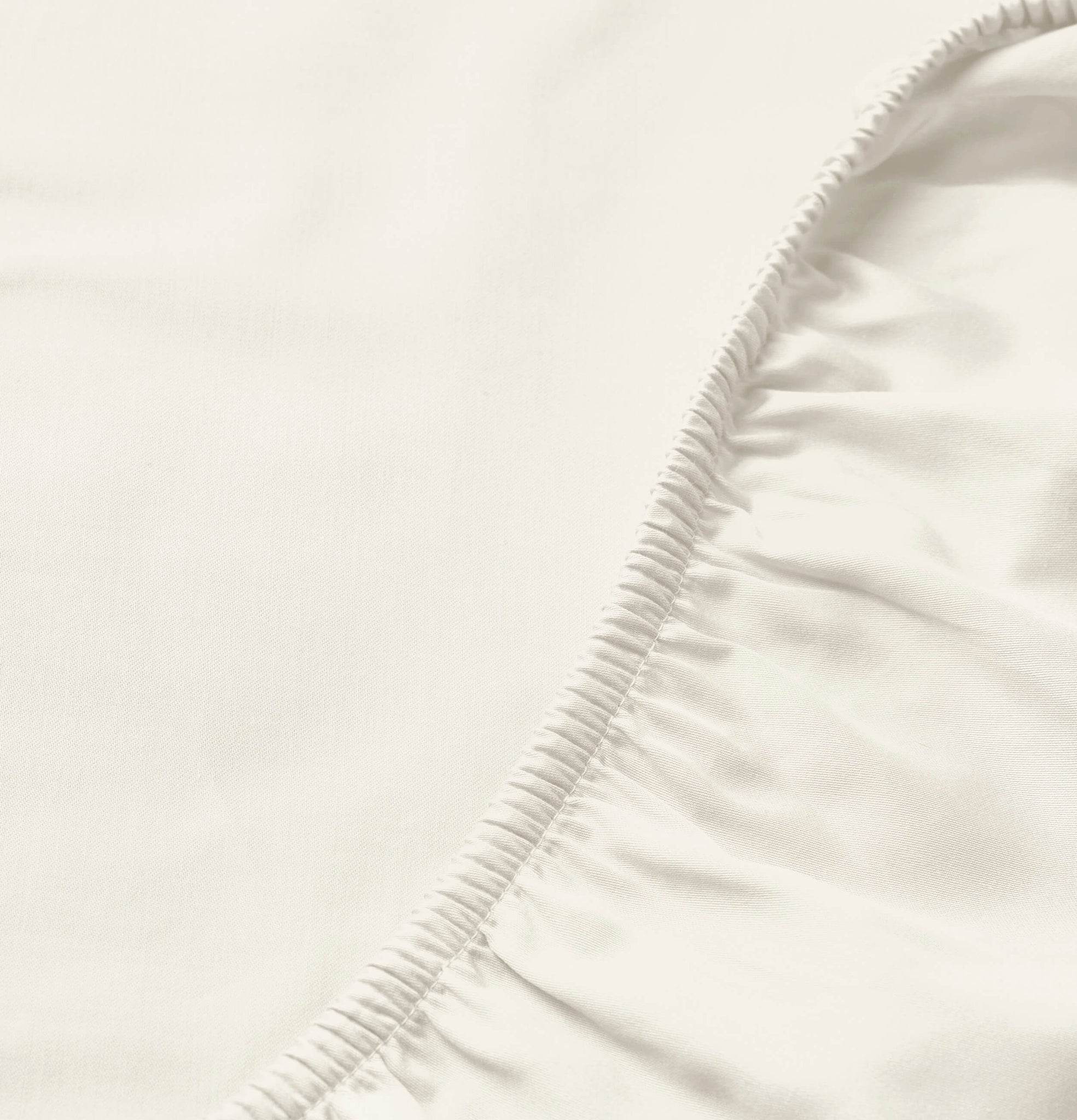 Iridescent ivory fitted sheet detail